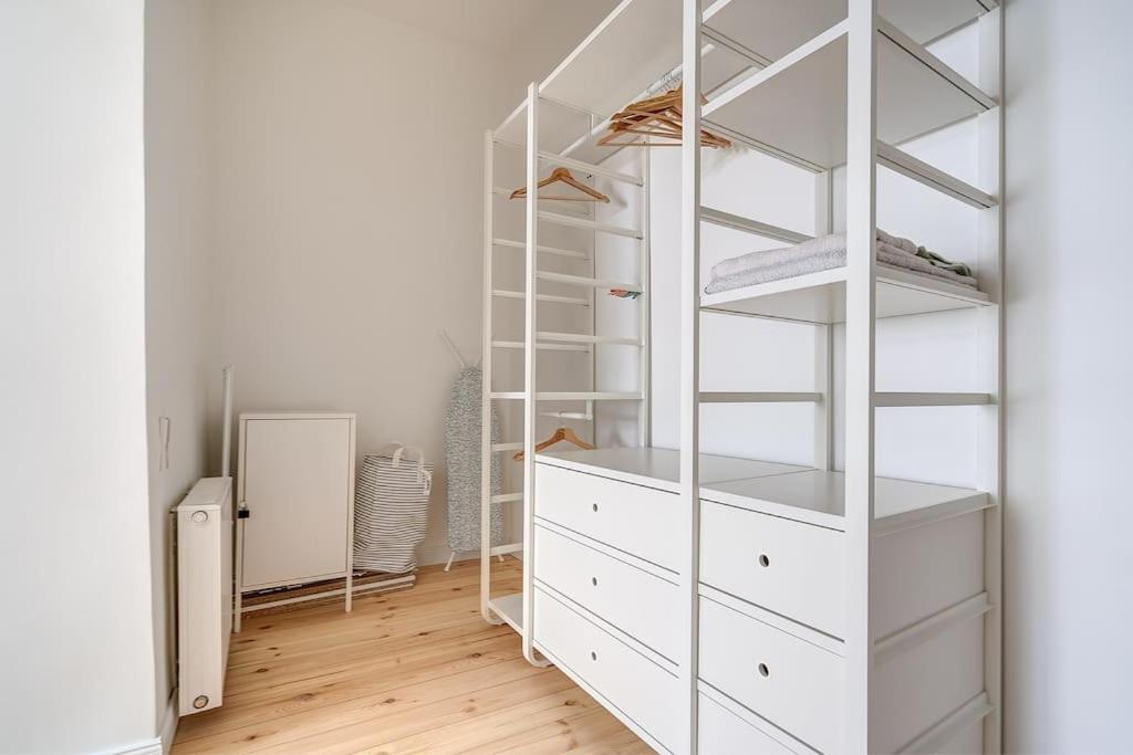 Spacious 2-Bedroom Flat In Old Town By Urban Rent Вильнюс Экстерьер фото