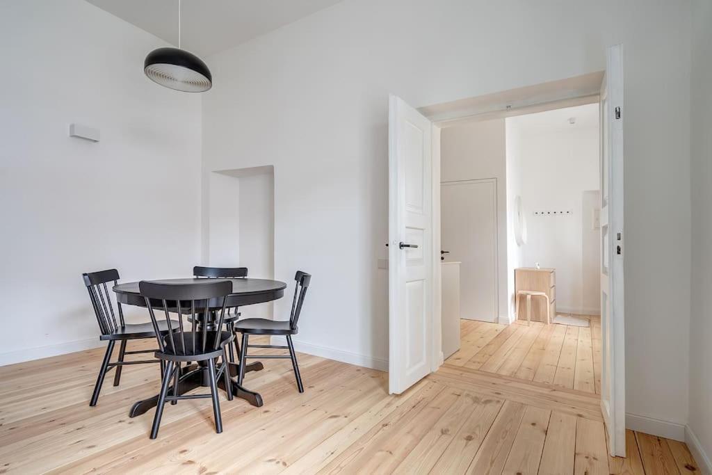 Spacious 2-Bedroom Flat In Old Town By Urban Rent Вильнюс Экстерьер фото