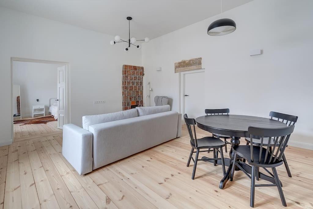 Spacious 2-Bedroom Flat In Old Town By Urban Rent Вильнюс Экстерьер фото