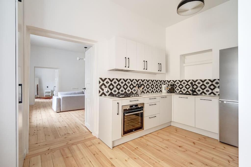 Spacious 2-Bedroom Flat In Old Town By Urban Rent Вильнюс Экстерьер фото